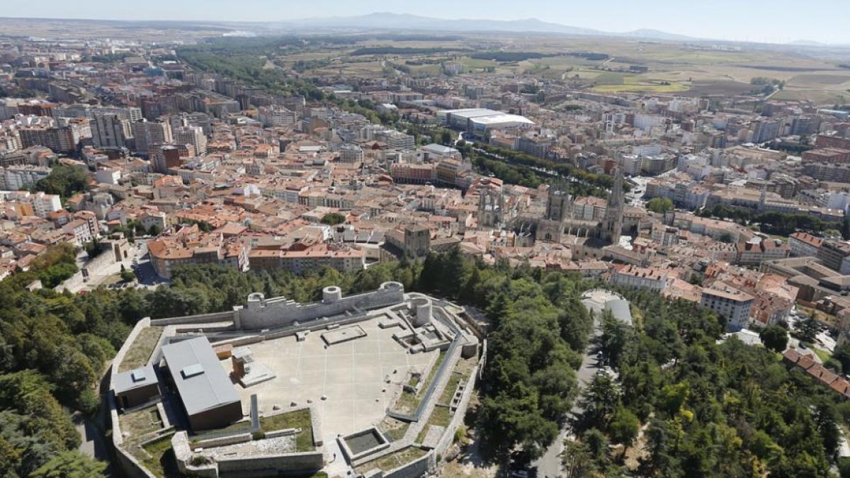 Imagen general de la ciudad con la fortaleza del Castillo en primer plano.-ISRAEL L. MURILLO