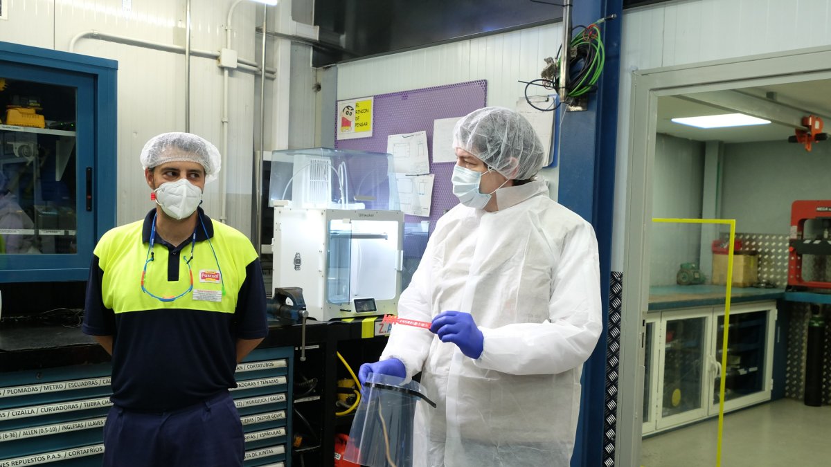 El presidente de Castilla y León, Alfonso Fernández Mañueco, durante su visita a las instalaciones de Calidad Pascual en Aranda de Duero. / ECB