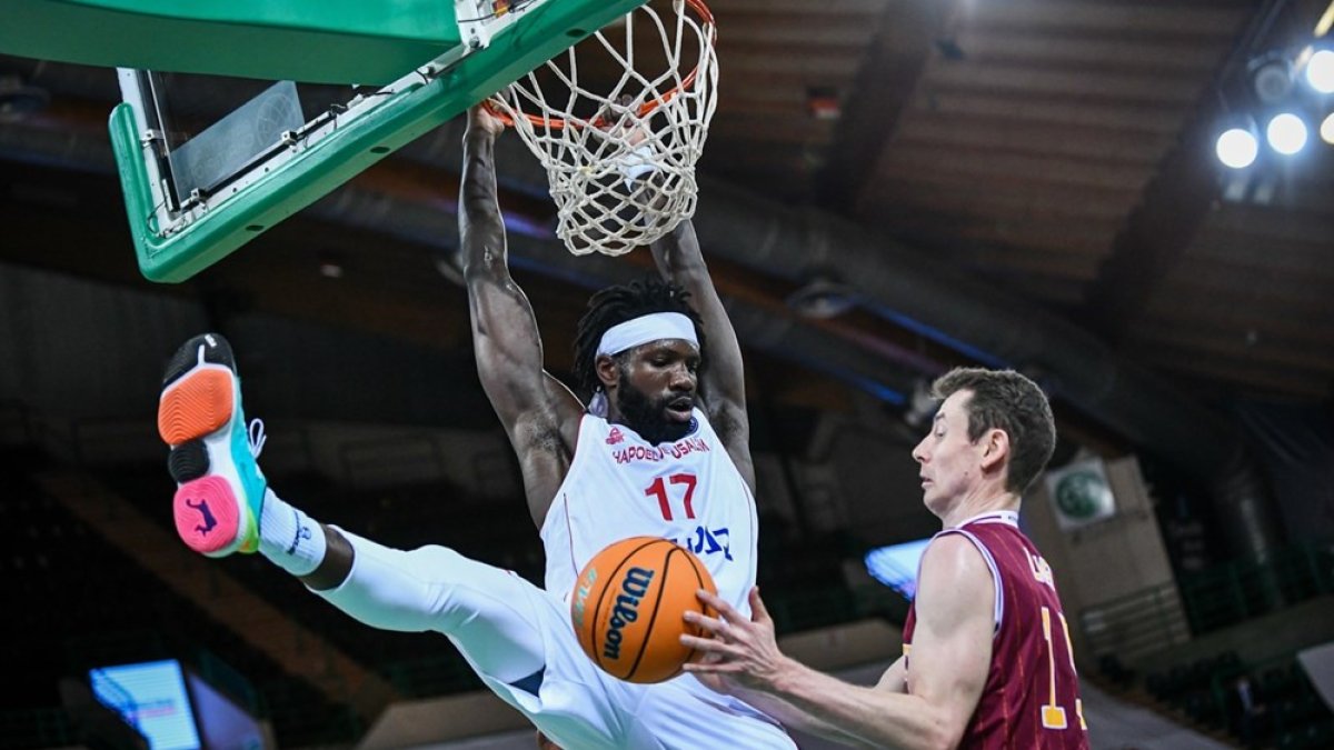 Braimoh machaca el aro en un partido con la camiseta del Hapoel Jerusalén. BCL