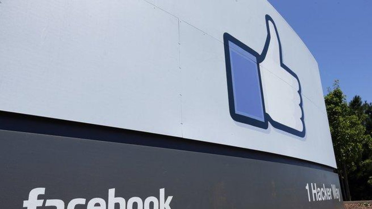 Logotipo de Facebook en sus instalaciones de Menlo Park, California.-AP