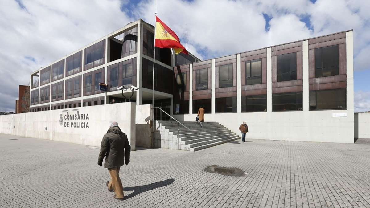 El Grupo de Delitos Tecnológicos de la Comisaría de Burgos lleva el caso. R. G.