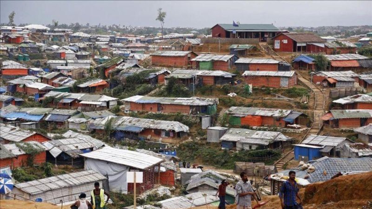 Vista del mayor campo de refugiados del mundo, Kutupalong en Bangladés.-EFE