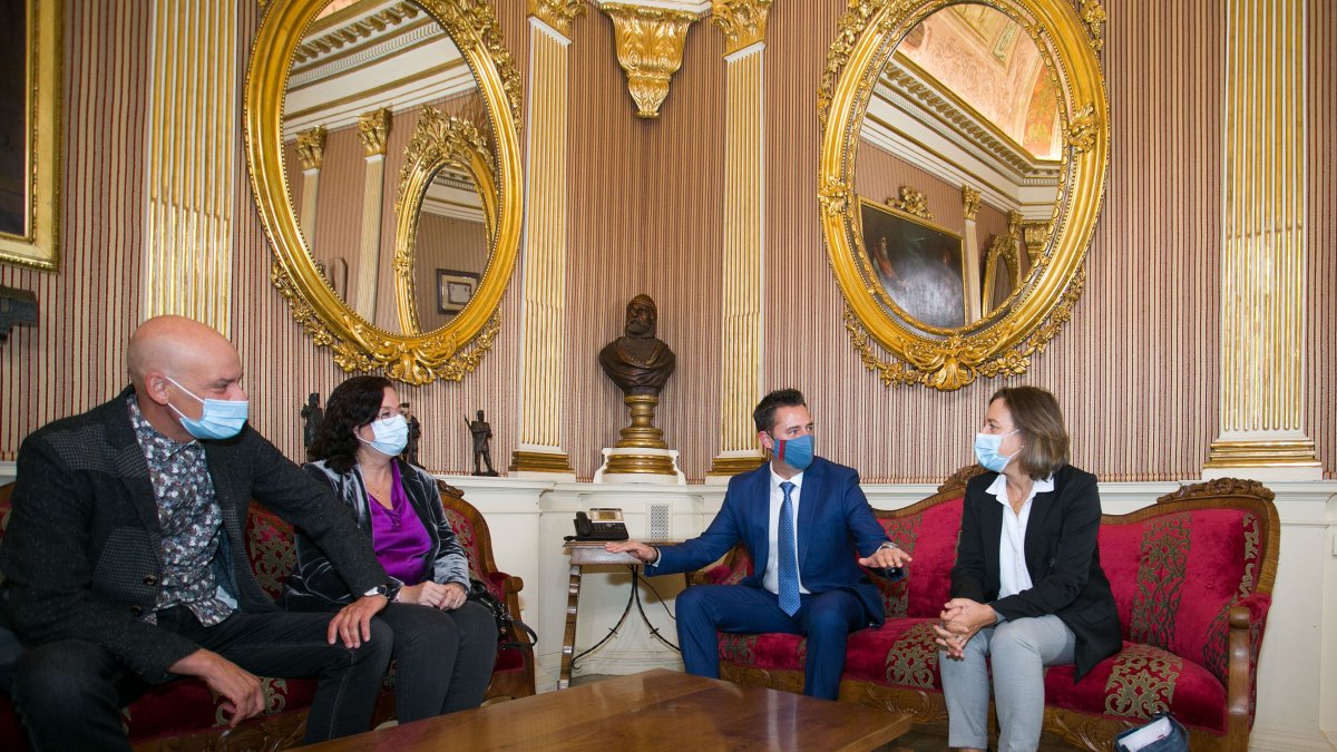Reunión del alcalde con los organizadores del Congreso de Retina y Vitreo. TOMÁS ALONSO