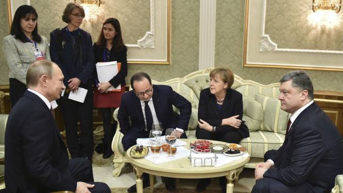 Vladimir Putin, François Hollande, Angela Merkel y Petró Poroshenko, durante las negociaciones en Minsk.-Foto: REUTERS