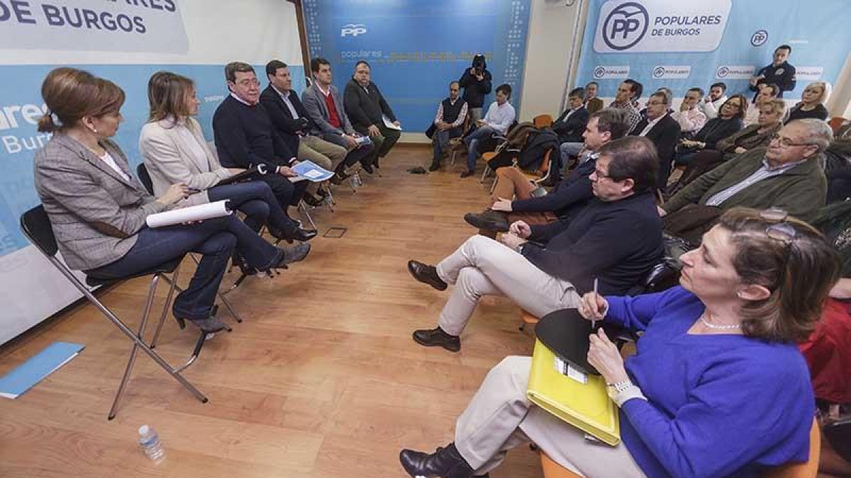 El coordinador de la ponencia y varios de sus miembros se reunieron ayer con los compromisarios burgaleses, los más activos al presentar enmiendas.-SANTI OTERO