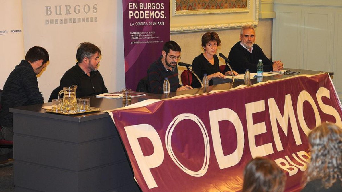 Ignacio Lacámara y Céline Martín mantuvieron ayer un debate abierto con simpatizantes.-ISRAEL L. MURILLO