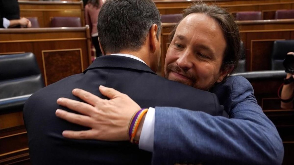 Pedro Sánchez y Pablo Iglesias se abrazan tras el triunfo de la moción socialista de censura contra Mariano Rajoy el 1 de junio.-JOSE LUIS ROCA