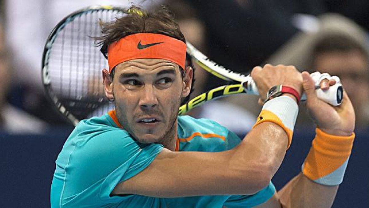 Rafael Nadal devuelve la pelota al francés Pierre-Hugues Herbert durante los dieciseisavos de final del torneo de Basilea.-