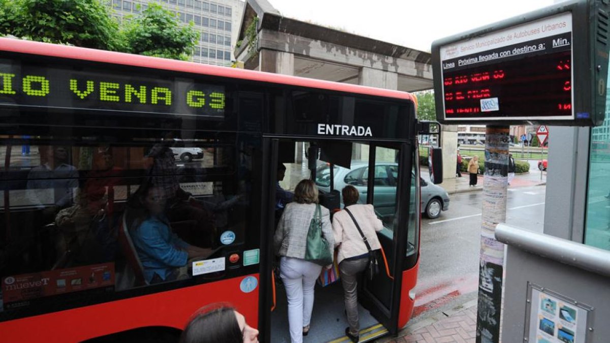Unos usuarios suben al autobús municipal.-ISRAEL L. MURILLO
