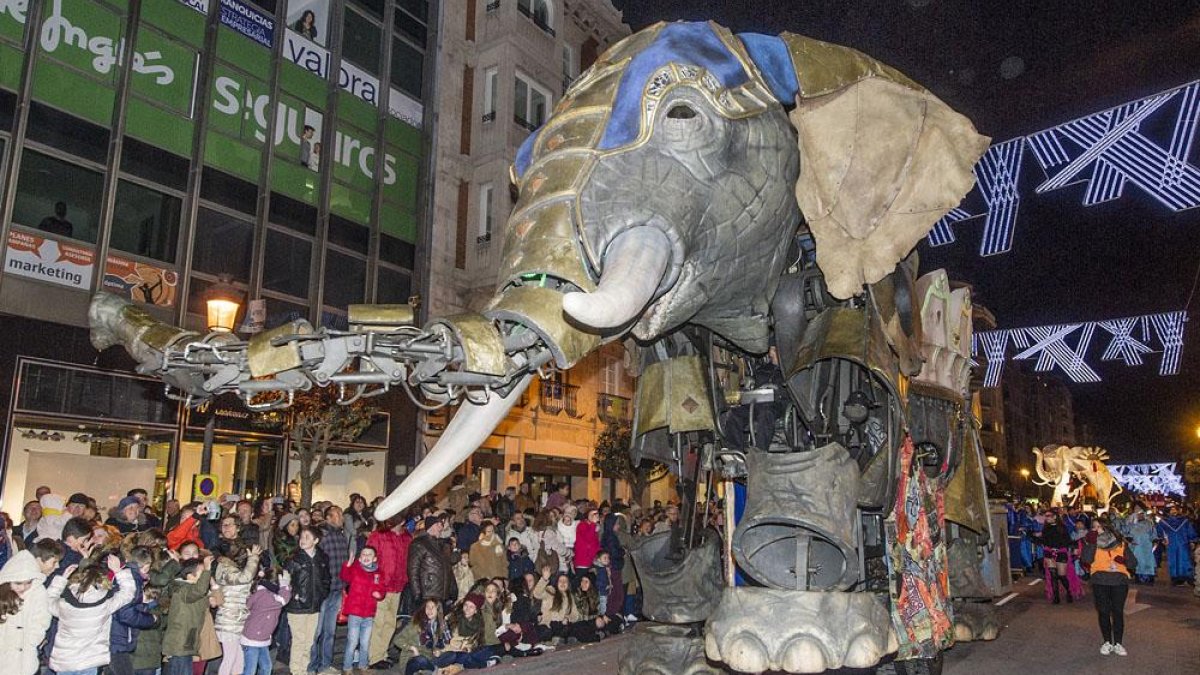 Animales fantásticos participaron en la Cabalgata de Reyes del año pasado.-ISRAEL L. MURILLO