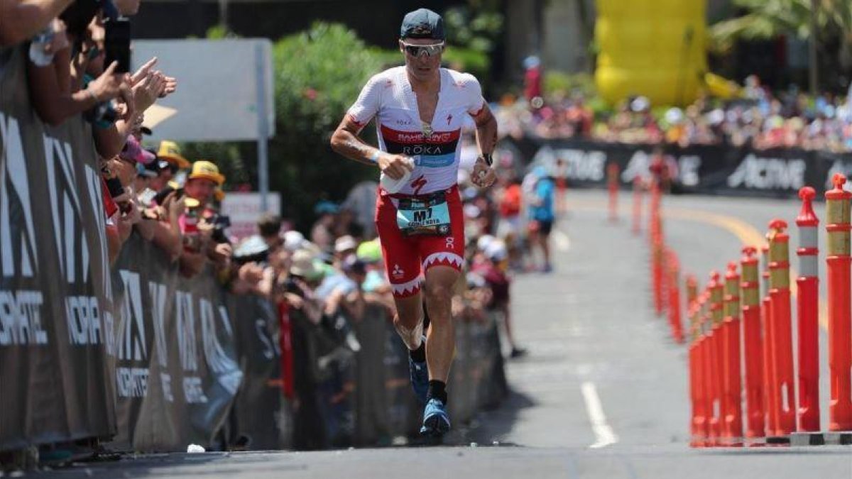 Javier Gómez Noya sufre en el segmento de maratón.-EFE / BRUCE OMORI