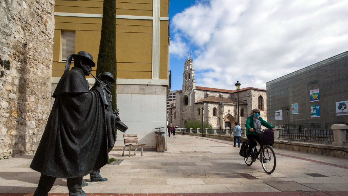 Una ciclista transita por la calle San Lesmes, que está incluida en la Ordenanza de Movilidad como área de tráfico restringido. TOMÁS ALONSO