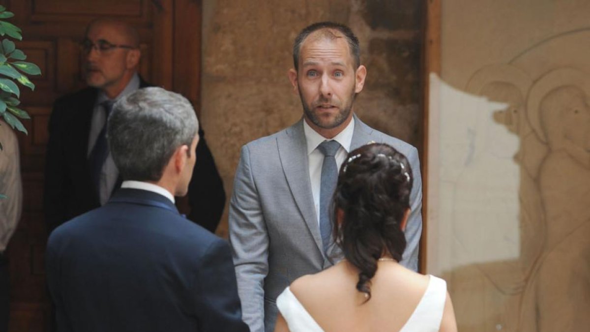 El concejal Javier Gil oficia una boda este sábado en el Palacio de Castilfalé.-ISRAEL L. MURILLO