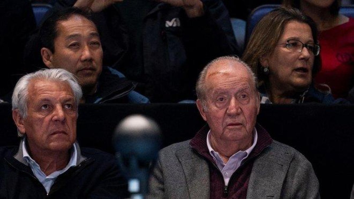 El rey Juan Carlos, junto a Sebastián Nadal, el padre de Rafa Nadal, este lunes en Londres.-EFE / WILL OLIVER