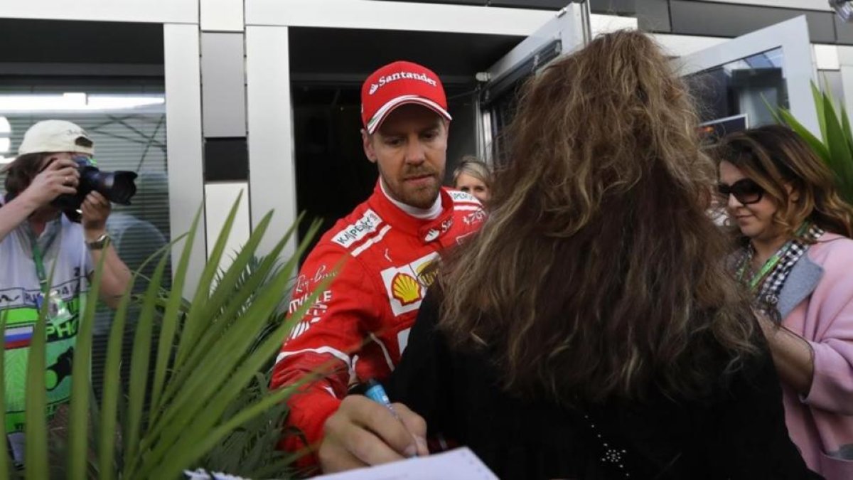 Sebastian Vettel (Ferrari) firma un autógrafoe, en Sochi (Rusia).-ap/ sergei grits