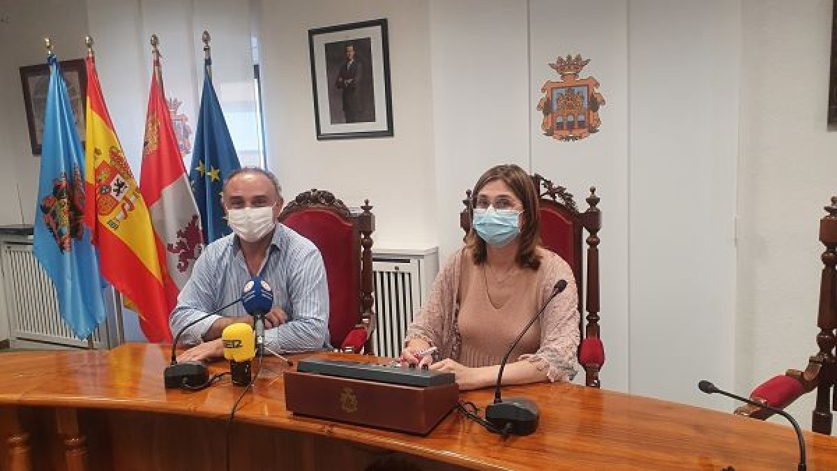 La alcaldesa, junto al concejal de Festejos, Emilio Berzosa. L. V.