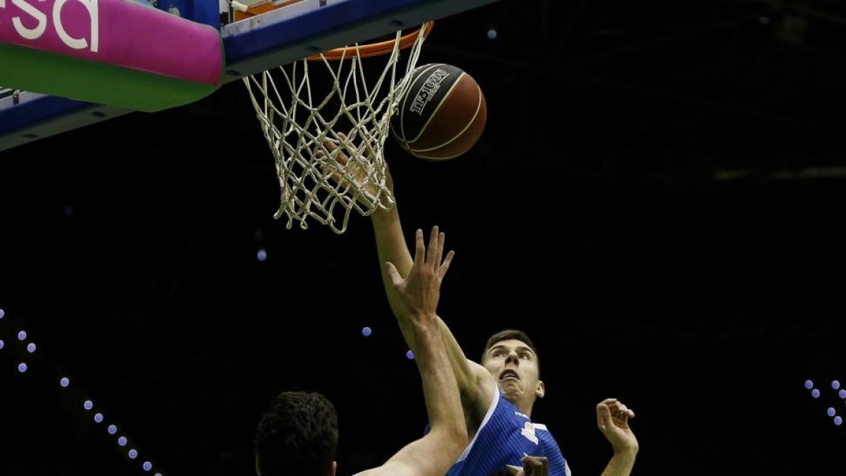 Cancar gana la partida bajo los aros en un lance del partido de ayer.-ACB PHOTO / F. RUSO
