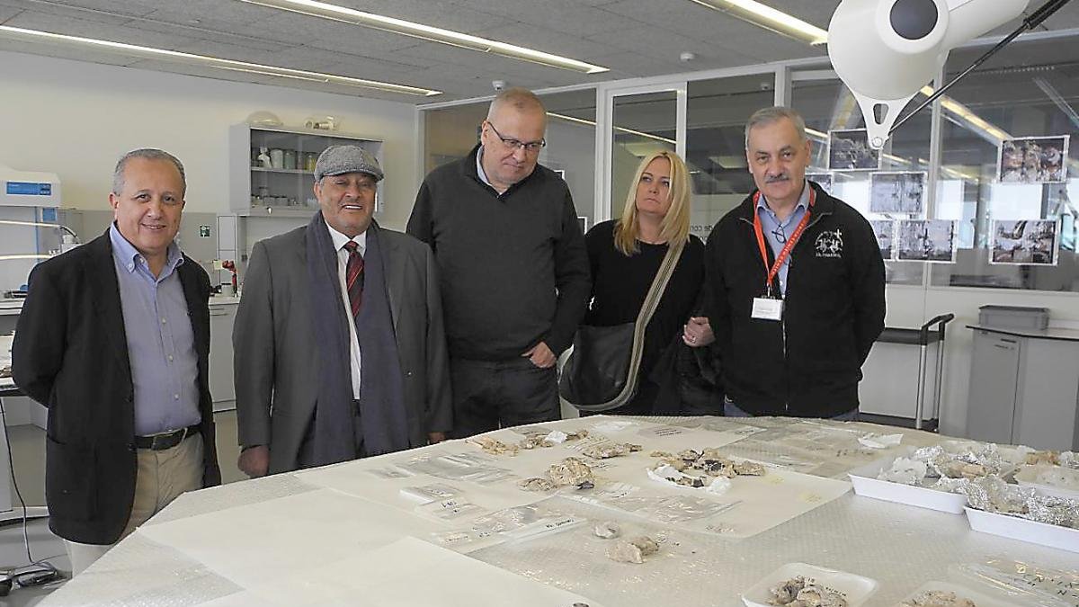 Mohamed Shanouni y José María Bermúdez de Castro flanquean en una visita a Ali Ghabban, y Manuel Sanromà responsables de Patrimonio y Urbanismo de Neom-CENIEH