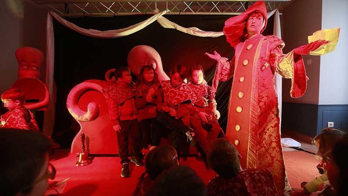 Los niños se preparan para cumplir el protocolo y  se visten para la ocasión con un jubón especial.-RAÚL G. OCHOA