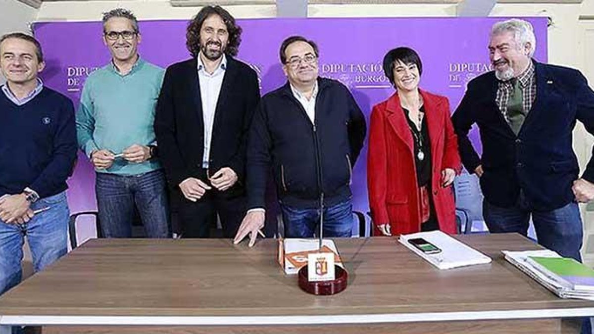 Miguel de Lucio (tercero por la izquierda) en una de sus últimas apariciones públicas antes de ser cesado junto a ediles y responsables de C’s y Lidia Isla (PSOE).-RAÚL G. OCHOA