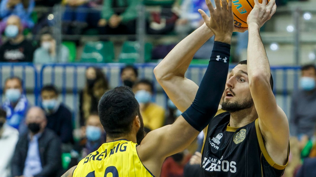 Zack busca línea de pase. SANTI OTERO