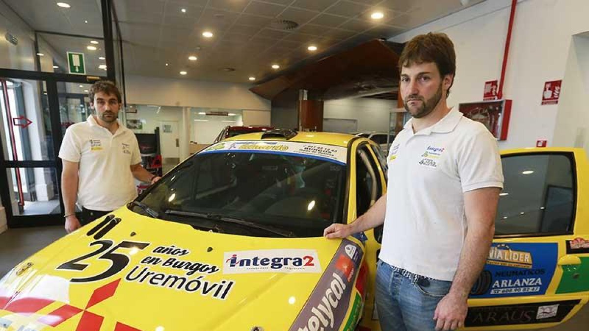 Christian y David Urbán posan con elPeugeot 206 de competición.-RAÚL OCHOA