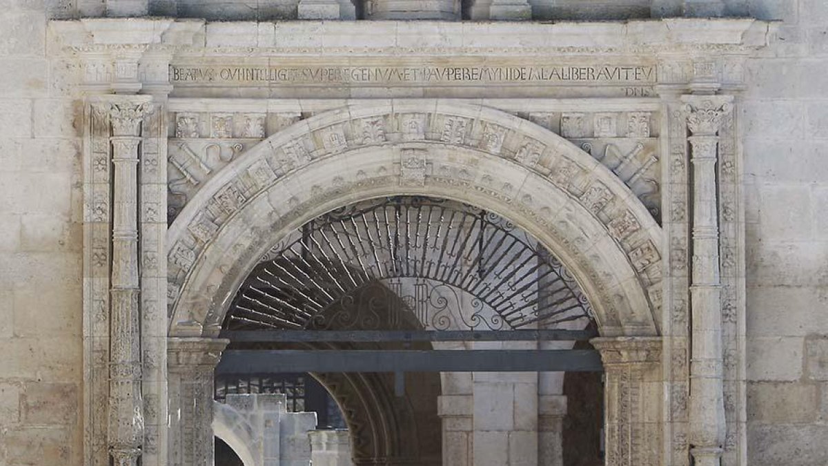 Puerta Romeros de la Universidad de Burgos.