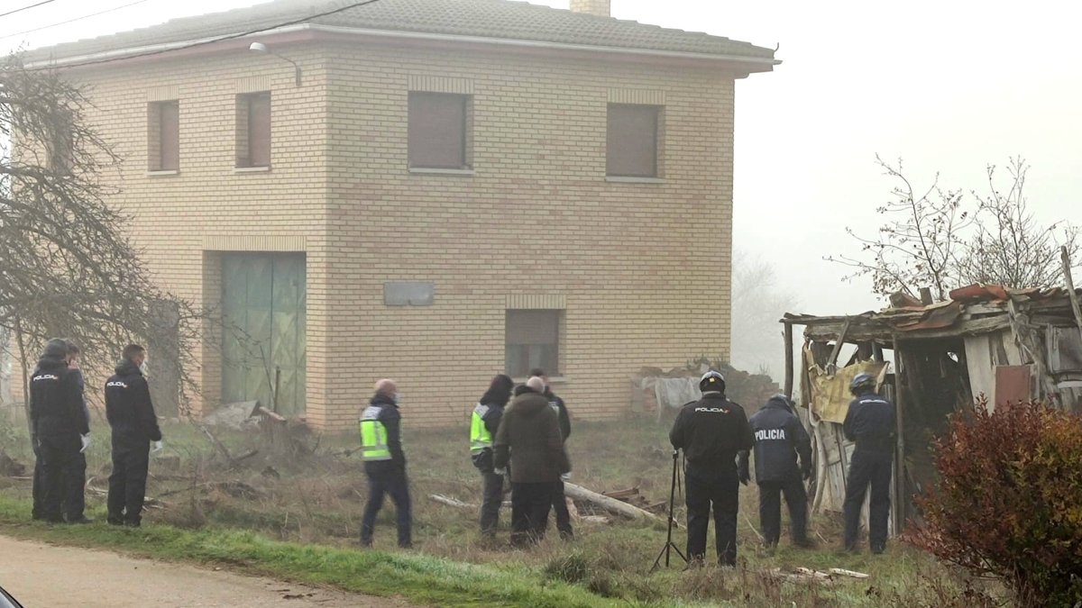 La Policía regresa a la casa del sospechoso del triple crimen en busca de pruebas. E.M.