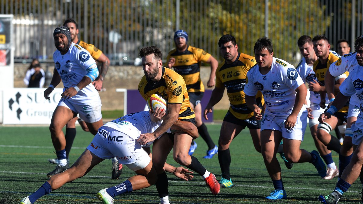 Feta Castiglioni es placado por un jugador del VRAC Quesos Entrepinares. TOMÁS ALONSO.