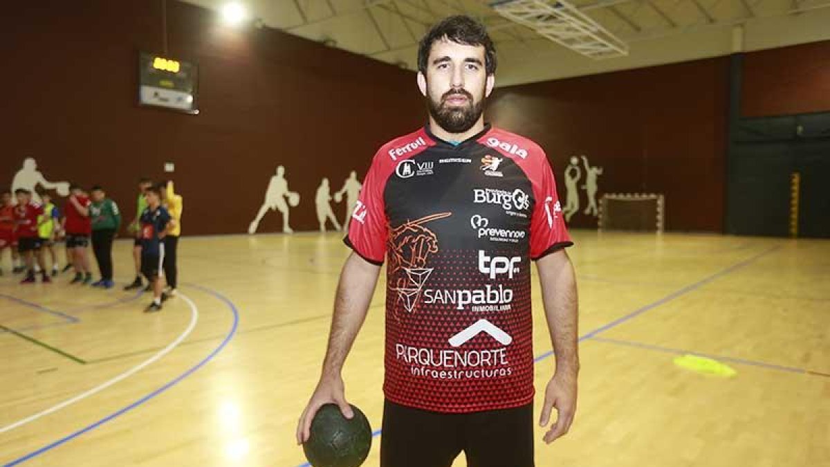 Andreu Miralles posa con la camiseta del UBUSanPablo antes del entrenamiento de ayer en Lavaderos.-RAÚL OCHOA