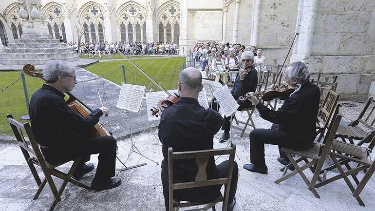 El claustro de la Catedral volverá a ser escenario de una actuación.-Raúl Ochoa