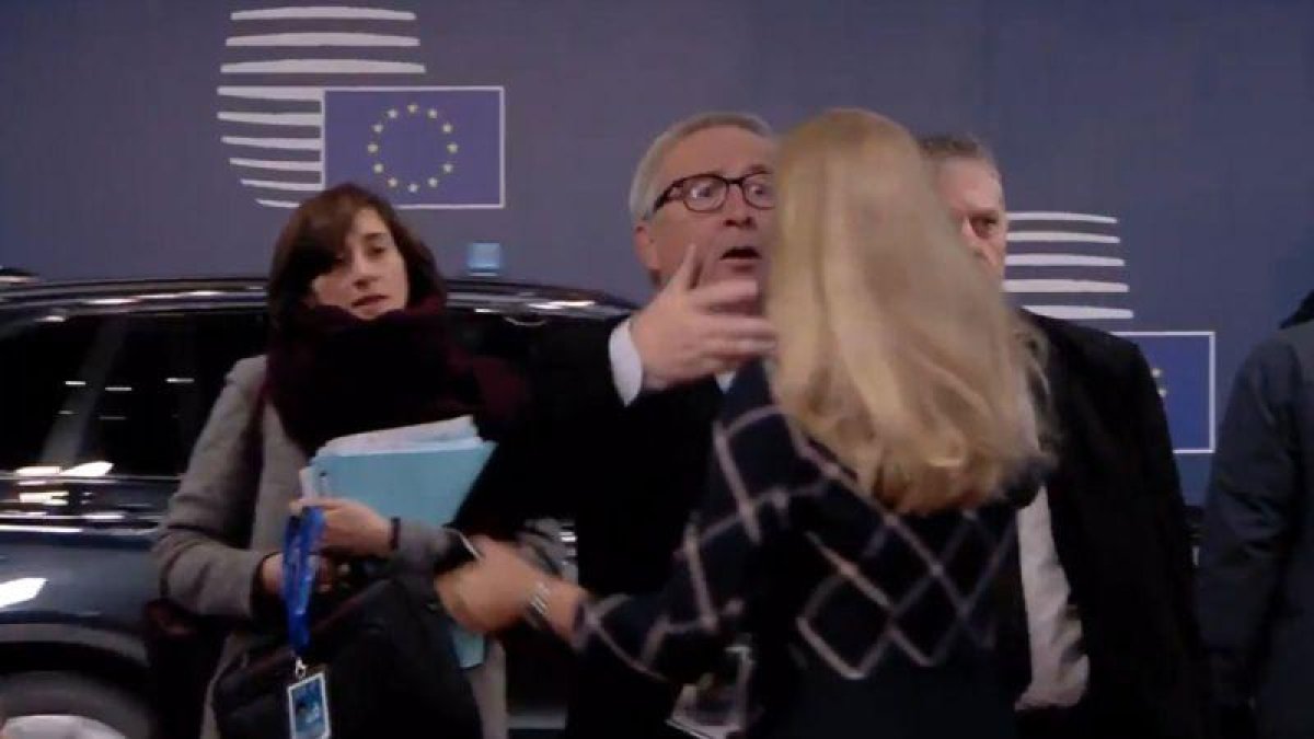 Jean-Claude Juncker vuelve a sorprender con su actitud.-EL PERIÓDICO