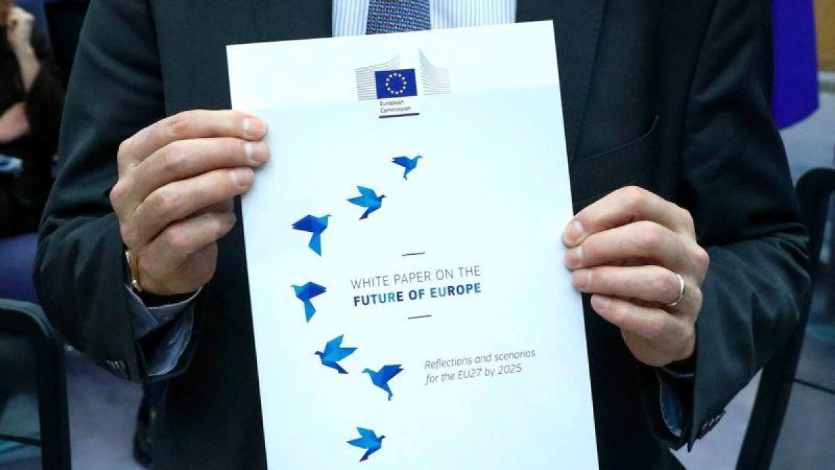 El 'Libro Blanco para el Futuro de Europa'.-YVES HERMAN / REUTERS