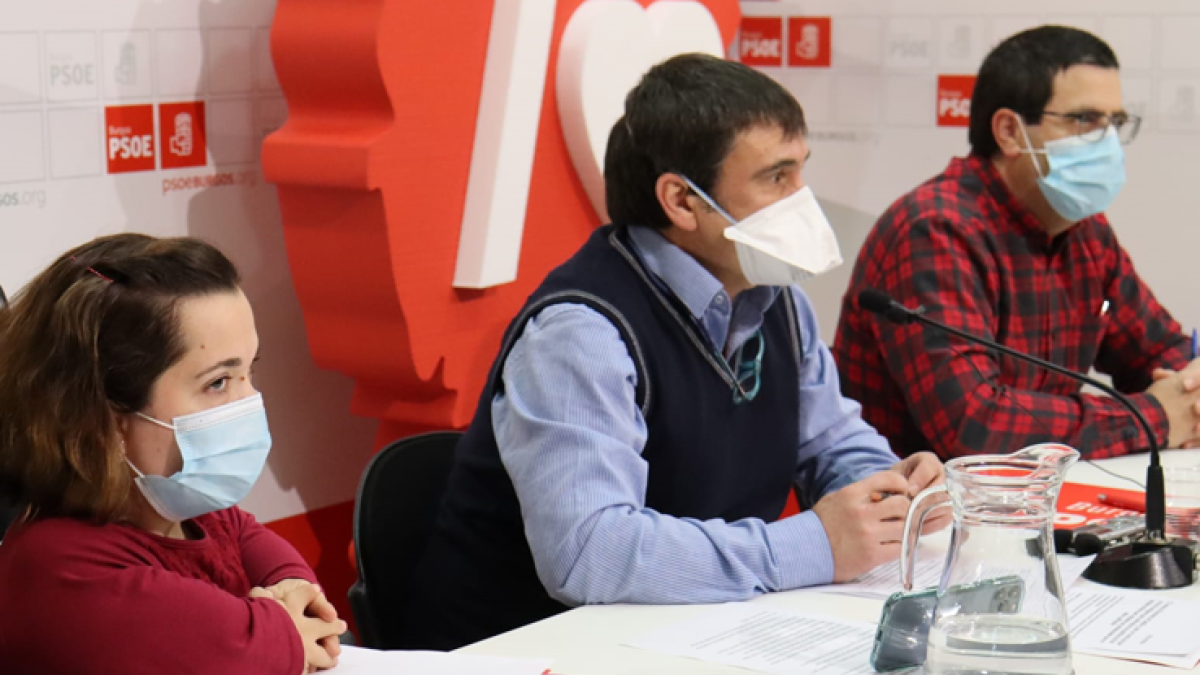 Los procuradores Noelía de Frutos, Jesús Puente y el diputado Javier Lezcano durante la rueda de prensa.
