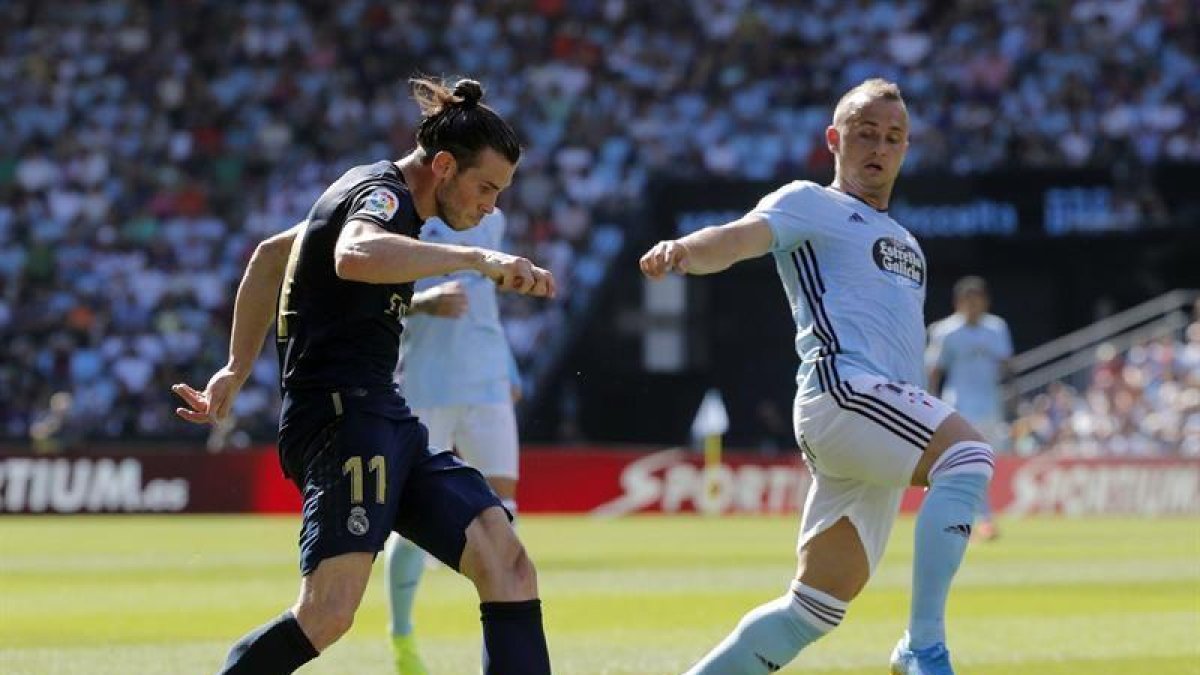 Gareth Bale (i) disputa un balón con el centrocampista eslovaco del Celta de Vigo Stanislav Lobotka.-EFE