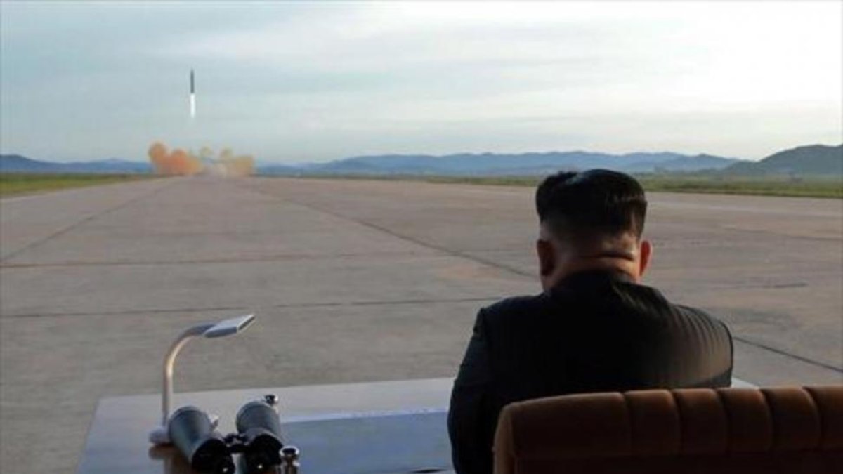 Kim Jong-un observa el lanzamiento de un misil, en una foto sin fecha.-KCNA