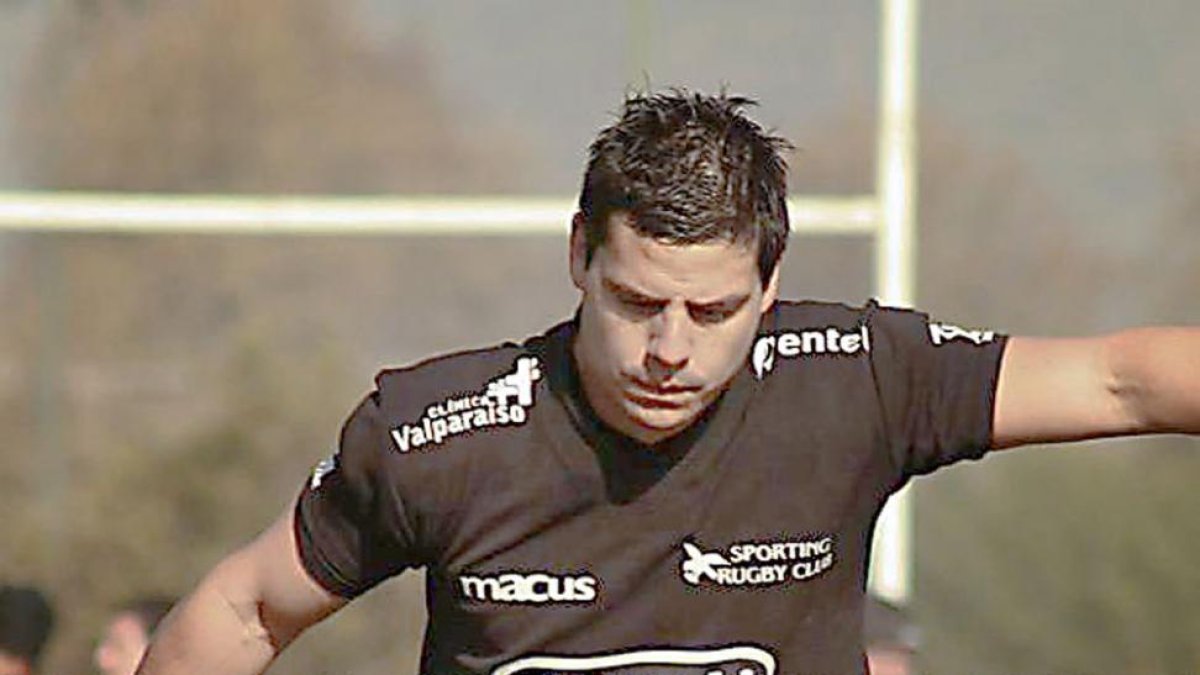 Nicolás Herreros se dispone a golpear el oval.-