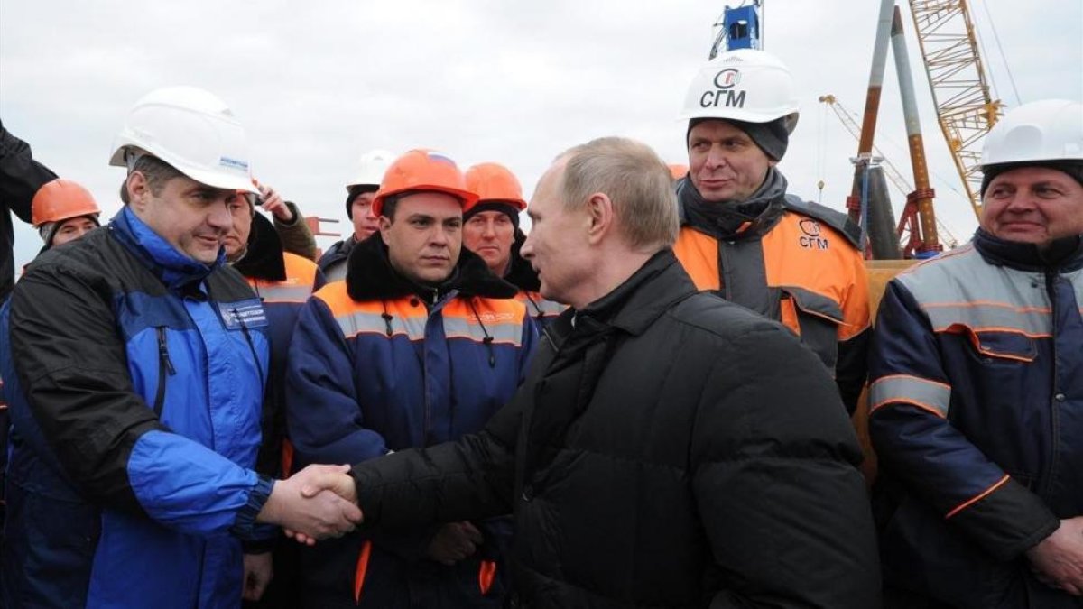 El presidente ruso, Vladimit Putin, visita las obras de construcción de un puente en el estrecho de Kerch, en marzo de 2016.-EL PERIÓDICO