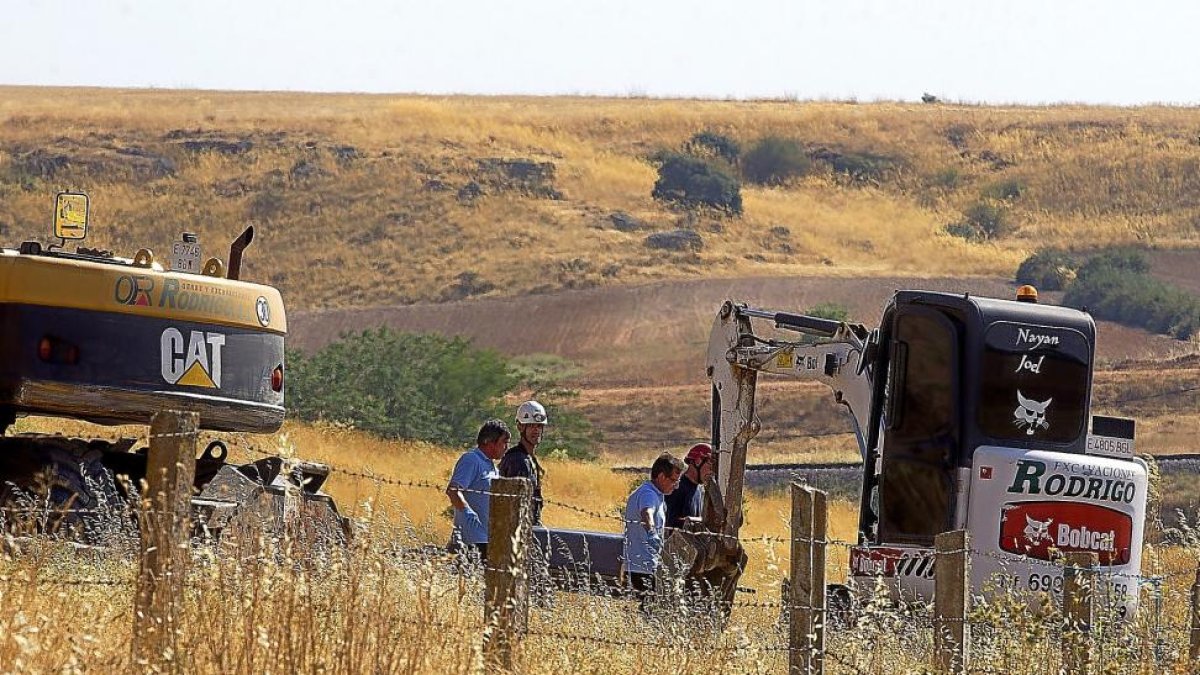Los equipos de rescate trasladan el cadáver tras sacarlo del pozo.-ICAL