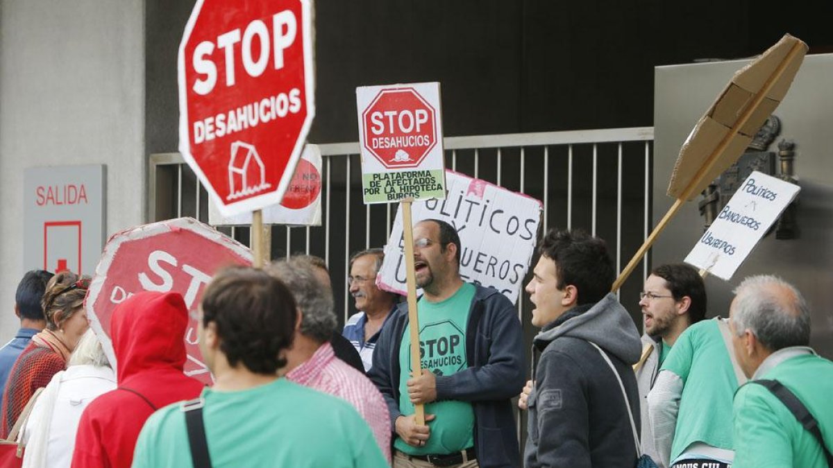 Miembros de la PAH se manifiestan frente a los juzgados.-ISRAEL L. MURILLO