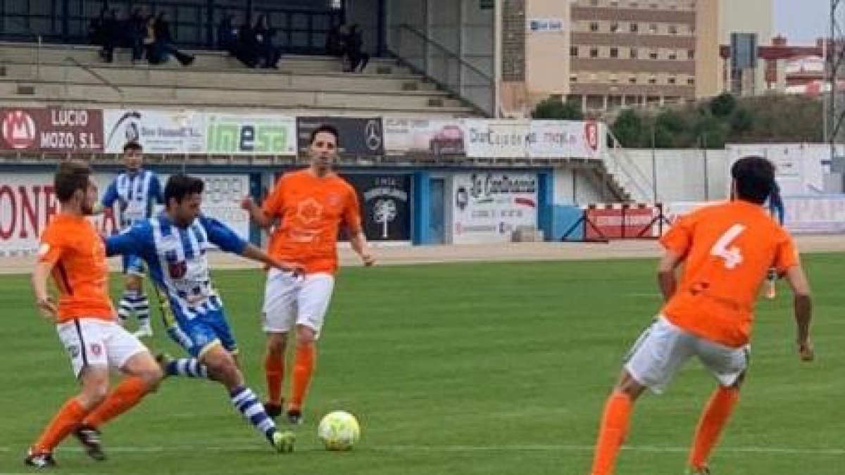 Lance del partido disputado ayer en El Montecillo.-TWITTER / @ARANDINACF