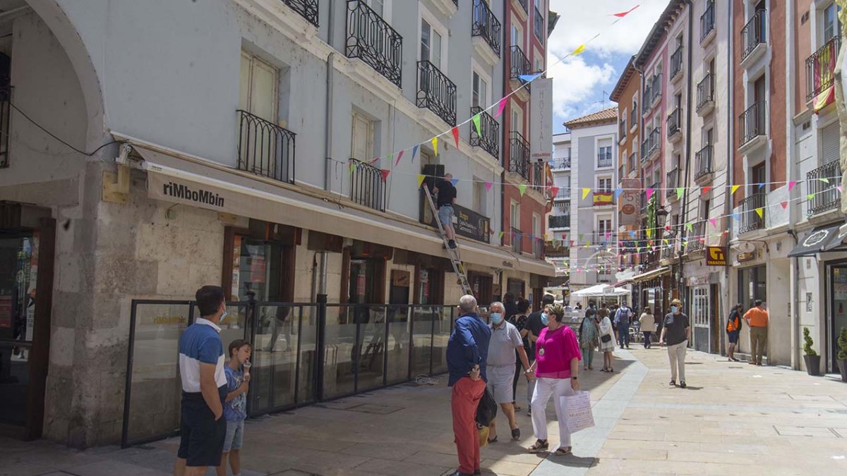 Sombrería, donde hay oferta de pisos turísticos registrados, se viste de fiesta por San Pedro. RAÚL G. OCHOA