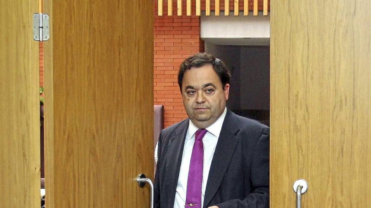 Rafael Delgado entra en la sala para comparecer ante los medios-Ical