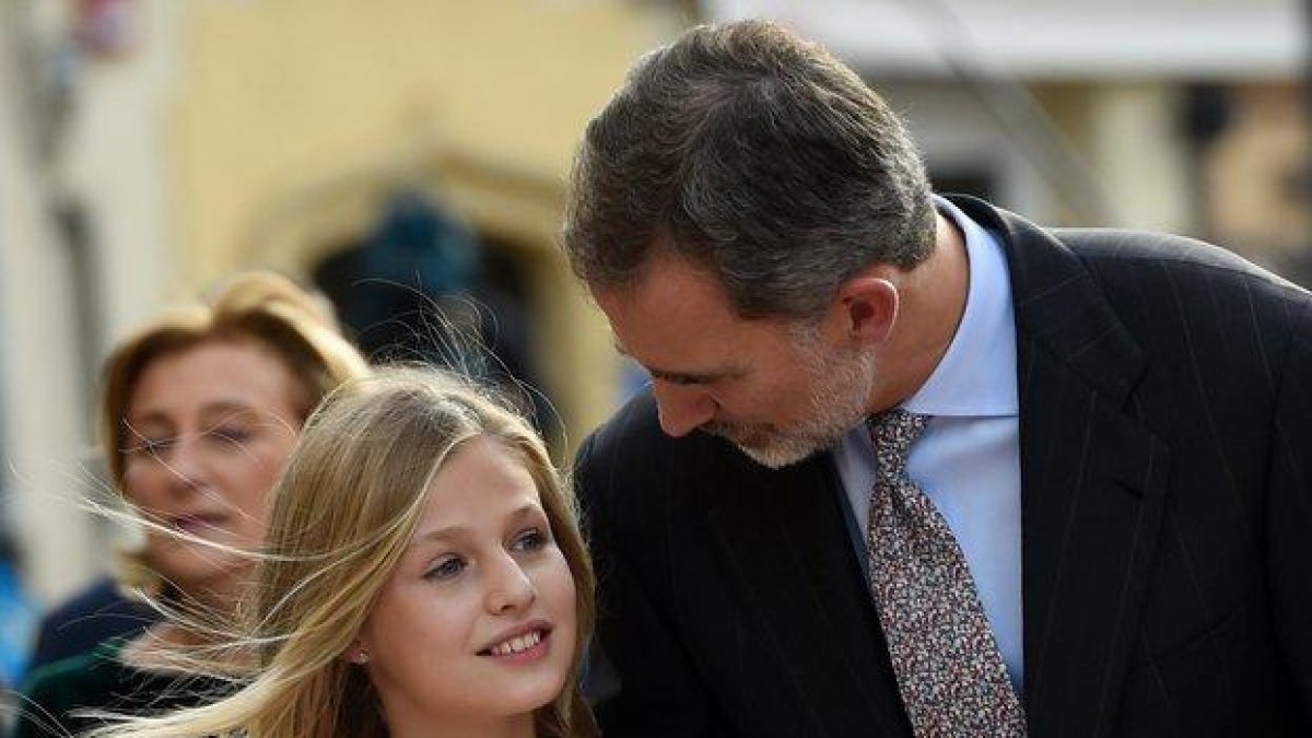 El Rey habla con su hija Leonor, este jueves, en Oviedo.-AFP