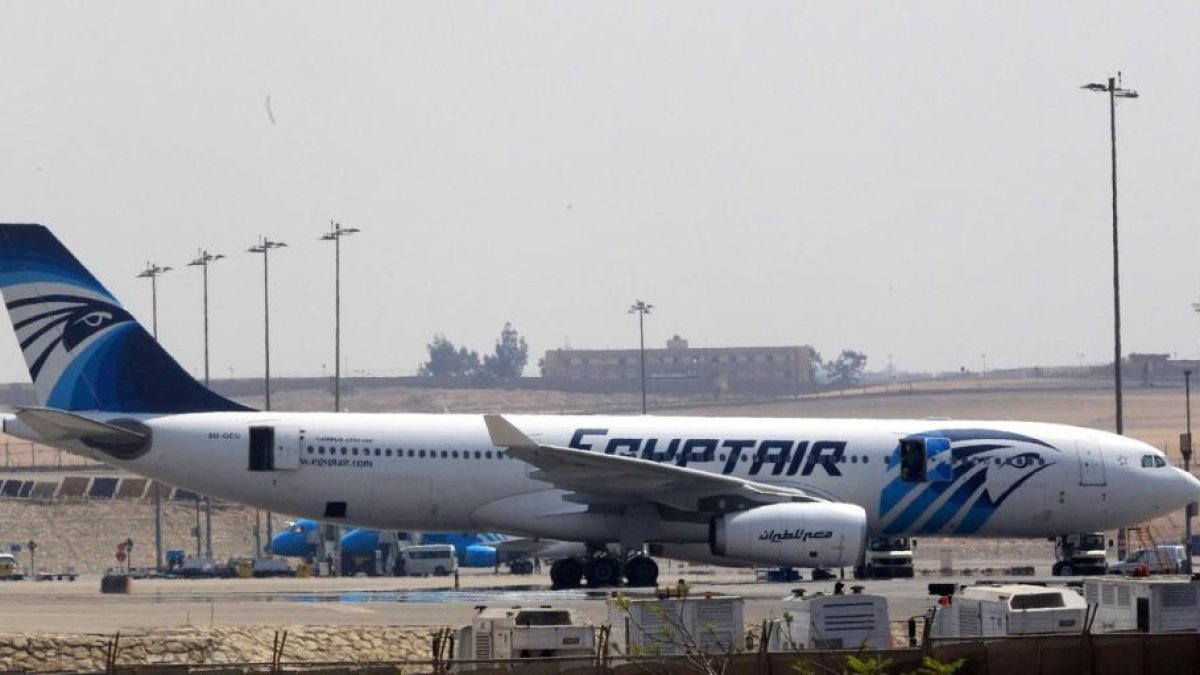 Un avión de Egyptair en el aeropuerto de El Cairo, el pasado marzo.-EFE / KHALED ELFIQI