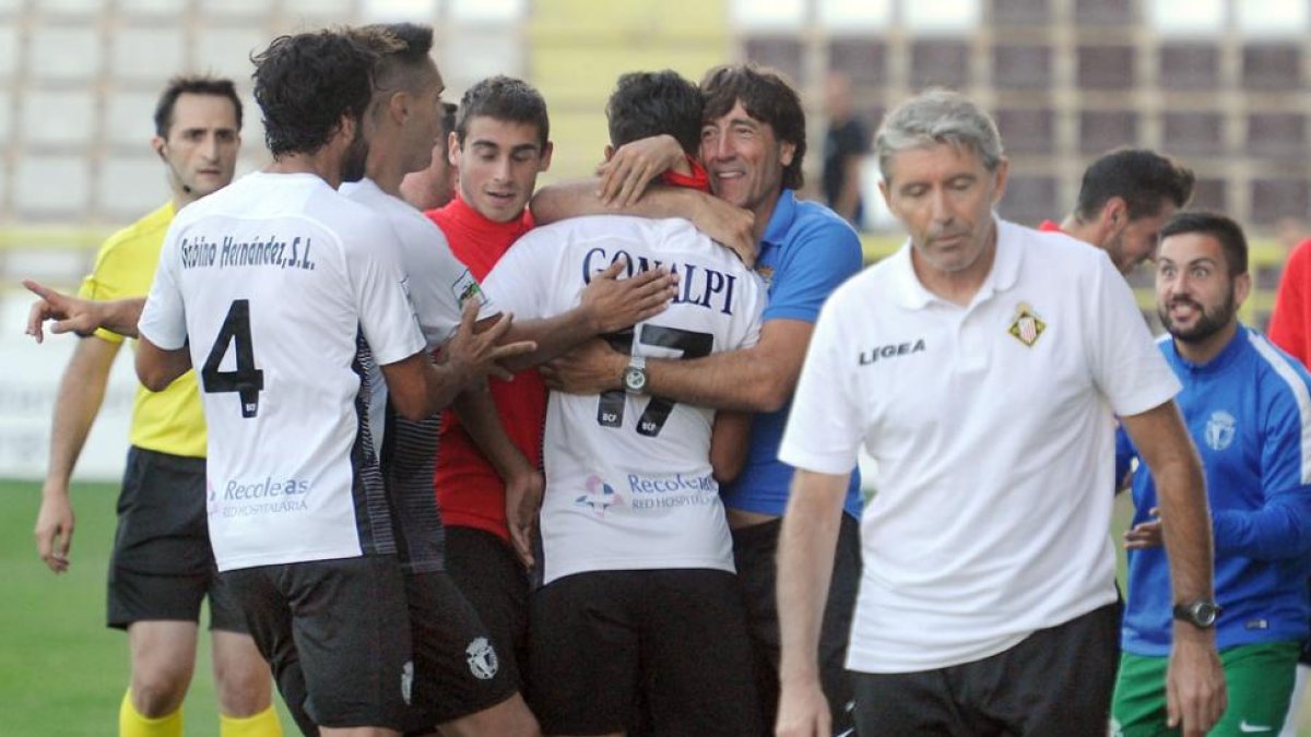 Youssef celebra el gol abrazado a Patxi Salinas junto a parte de sus compañeros.-ISRAEL L. MURILLO