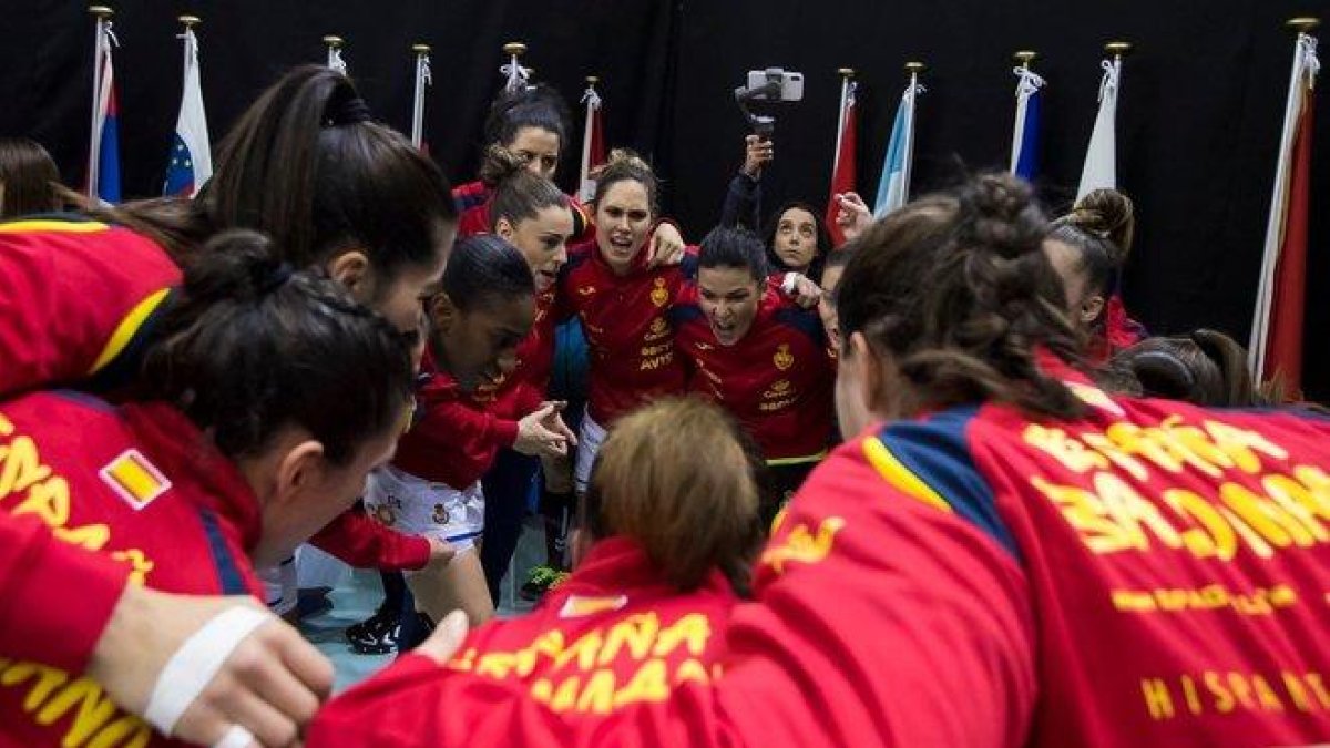 Las Guerreras se animan antes de empezar a jugar.-EUROPA PRESS