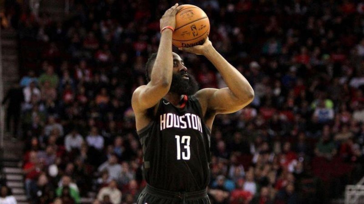 James Harden lanzando a canasta en el partido ante Orlando.-ERIK WILLIAMS