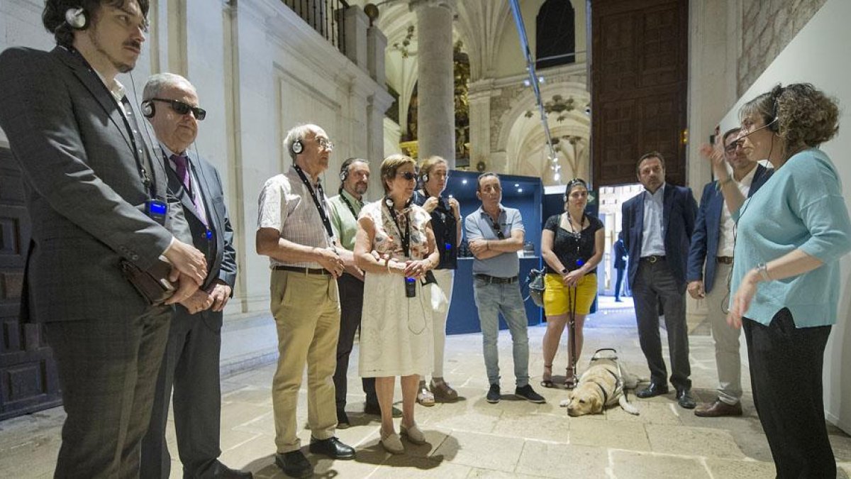 Un grupo de usuarios de la ONCE disfrutó ayer de una visita audioguiada por la muestra expositiva de arte sacro ‘Angeli’.-ISRAEL L. MURILLO