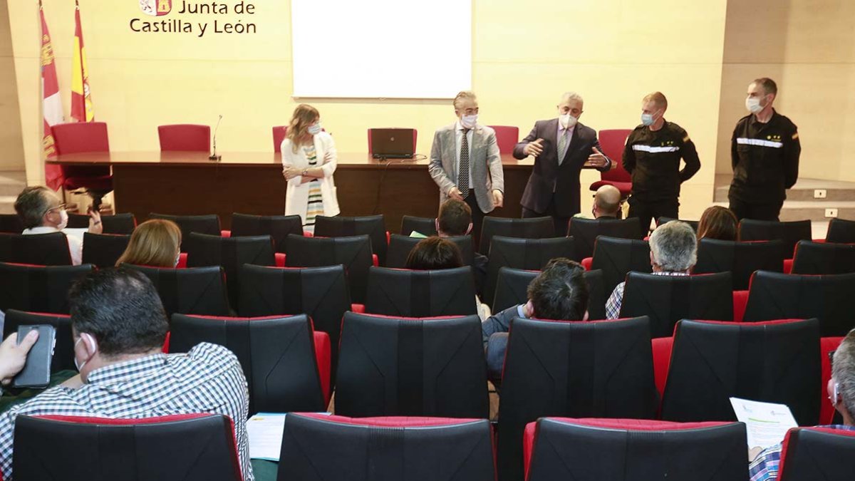 Los responsables politicos y expertos de la UME abrieron ayer las jornadas agradeciendo su trabajo estos meses a los 20 gerentes de residencias que participaron. R. O.